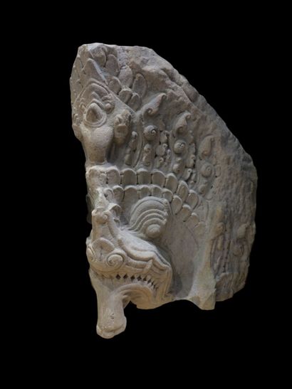 null Relief en grès gris sculpté de 2 têtes de Makara superposées, animal mythologique...