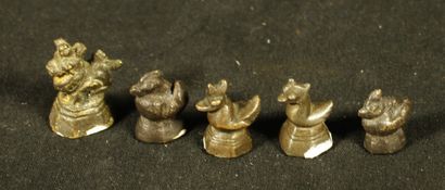 null Série de 5 petits Poids à opium en bronze en forme de canard. Birmanie, début...