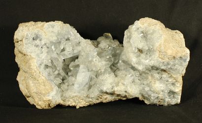 null Importante Célestine dont les cristaux mesurent 3,5cm en moyenne provenant des...
