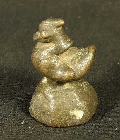 null Poids à opium en bronze en forme de canard. Birmanie début du XXe siècle. H...