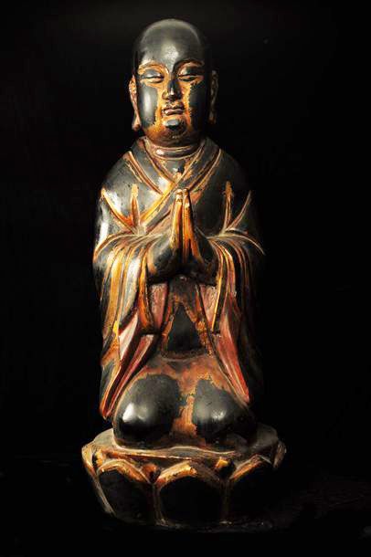 null Moine à la robe monastique en position de Namaste en Bois laqué et doré. Vietnam,...