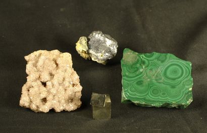 null Lot de 4 minéraux : Quartz rose, Anglésite sur Galène du Maroc,2 cubes de Pyrite...
