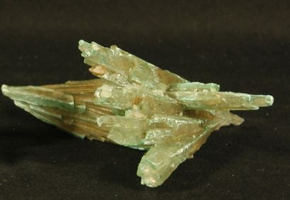 null Gypse verdâtre mesurant 15 cm x 13 cm, et le cristal le plus grand : 13 cm x...
