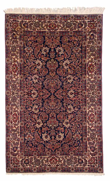 null Original and fine ISPAHAN carpet (Persia), late 19th century

Dimensions : 220...