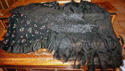 null Lot composed of 1 petticoat, 2 scarves, 1 skirt. In lace, tulle, sequins. Around...
