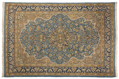 null Tapis GHOUM incrusté de Soie (Iran), milieu du 20e siècle

Dimensions : 327...