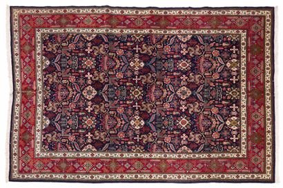 null TABRIZ carpet (Iran), mid 20th century

Dimensions : 300 x 195cm.

Technical...