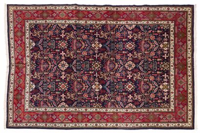 null Tapis TABRIZ (Iran), milieu du 20e siècle

Dimensions : 300 x 195cm.

Caractéristiques...