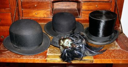 null Lot composed of 4 hats: 2 melons, 1 hat of woman with aigrettes, 1 top hat....