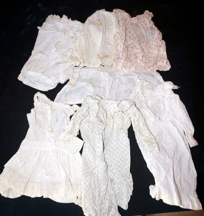 null Lot composed of 7 dresses of baby and children and 1 baby bonnet in lace. About...
