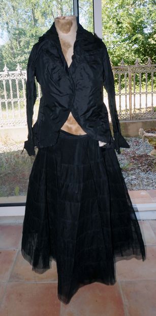 null Ensemble de corsage, jupon et jupe crinoline noires. Vers 1880/1900