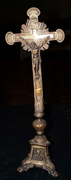 Crucifix en métal argenté. Ht. 47 cm. Style...