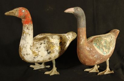 null Paire d’oies en terre cuite polychrome aux pattes en bronze, la tête fièrement...