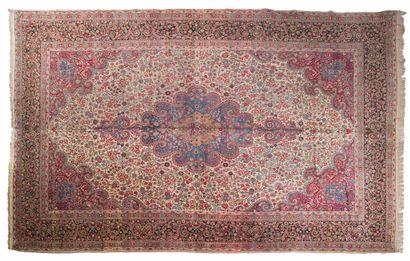null Très important tapis KIRMAN (Perse), début du 20e siècle

Dimensions : 670 x...