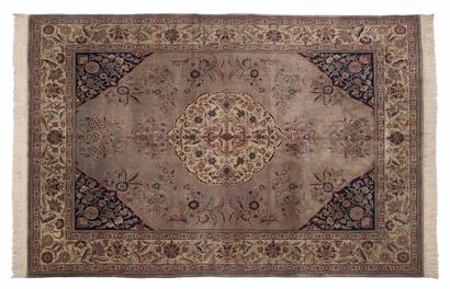 null Fine SINO-ISPAHAN carpet, mid 20th century

Dimensions : 374 x 278cm.

Technical...