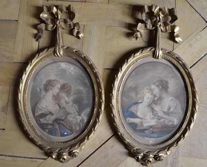 null Pair of gilded and carved wood frames of oval shape, with floral knots, flowers,...