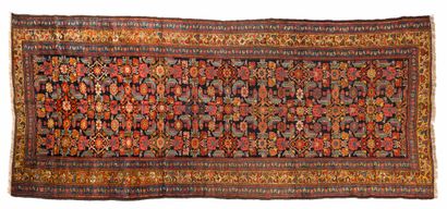 null Tapis KASHGAÏ (Perse), fin du 19e siècle

Dimensions : 378 x 163cm.

Caractéristiques...