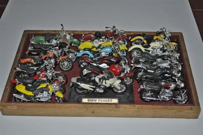 null Lot composé de 59 maquettes motos: 18 maquettes de motos de compétition + 18...