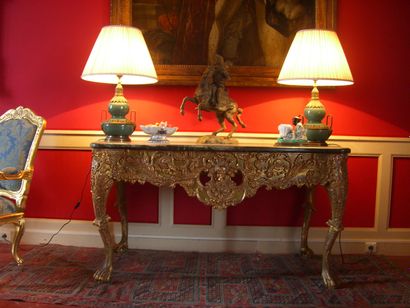 Table en bois sculpté et doré à décor de...