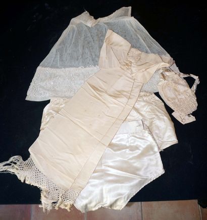 null Lot composed of 1 bodice, 1 scarf and 1 silk ball bag + 2 panties. Around 1...