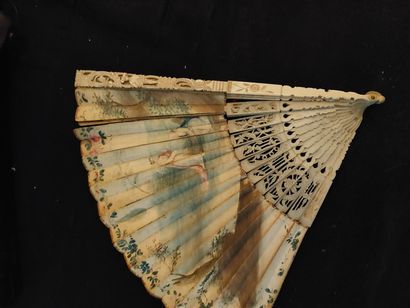 null Lot of 4 mother-of-pearl and bone fans, painted and lace. About 1880/1900 (accidents...