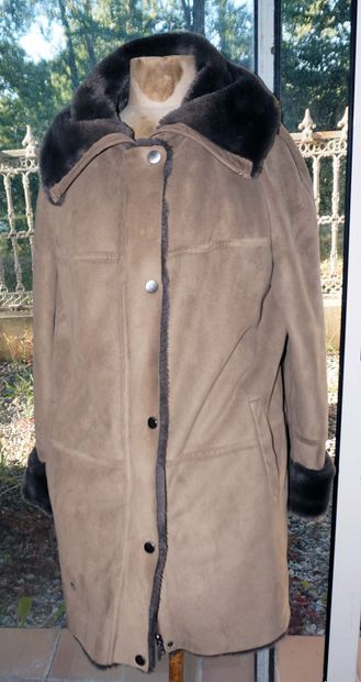 null Manteau à l'imitation peau et fourrure, couleur marron. Taille 48. Etat neu...