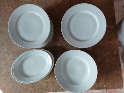 null Ensemble de 26 assiettes et 2 plats en porcelaine blanche, XIX° (quelques e...