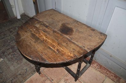 null Oak gateleg table, England end of XVII° beginning XVIII° (restorations) 80x...