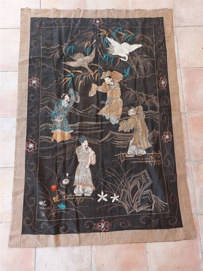 null China XIX°. Hanging with characters and birds: fabric, silk, gold thread. 170x116...