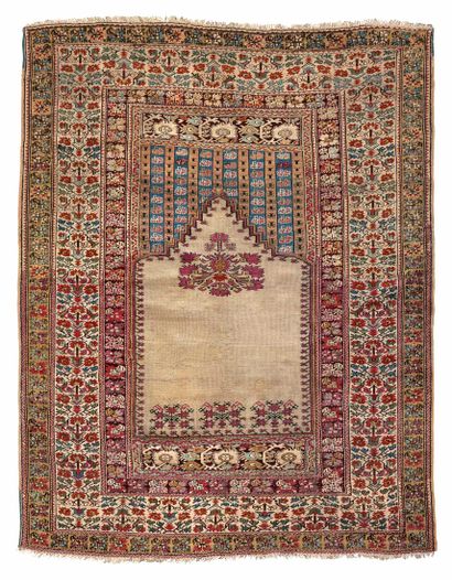 null GHIORDÈS carpet (Asia Minor), mid 19th century

Dimensions : 195 x 143cm.

Technical...
