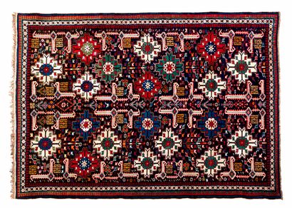 null Très beau tapis KOUBA (Caucase), fin du 19e siècle

Dimensions : 156 x 116cm.

Caractéristiques...
