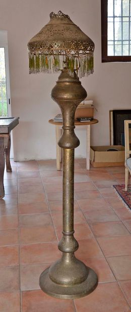 null Floor lamp in worked brass Morocco, circa 1940. Ht. 150cm