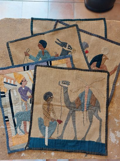 null Lot de 5 tentures en tissu et tapisserie à sujet de l'Egypte. 45x45cm
