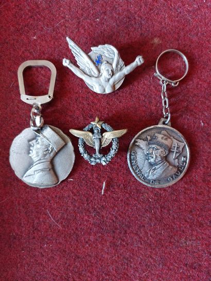 Set of 2 key rings and badges De Gaulle