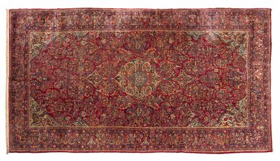 null Important tapis SAROUK (Perse), début du 20e siècle

Dimensions : 580 x 310cm.

Caractéristiques...