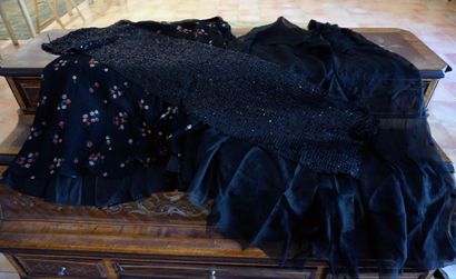 null Lot composed of 1 petticoat, 2 scarves, 1 skirt. In lace, tulle, sequins. Around...