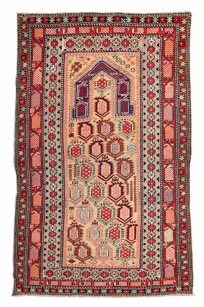 null Rare tapis MARASALI (Caucase), fin du 19e siècle

Dimensions : 145 x 100cm.

Caractéristiques...