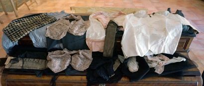 null Lot of 5 blouses + 1 petticoat, important lot of lace