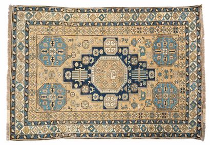 null KONAKEND carpet (Caucasus), late 19th century.

Dimensions : 154 x 117cm.

Technical...
