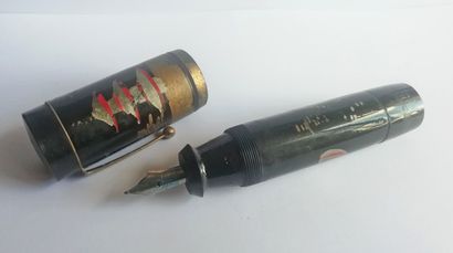 null Lacquer fountain pen with pagoda decoration. Japan