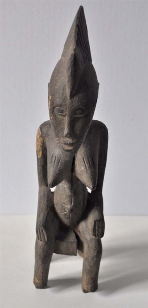 null Statuette in carved wood, seated woman. SENOUFO. Ht. 23cm