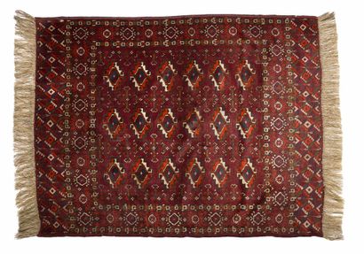 null BOUKHARA carpet (Central Asia), early 20th century

Dimensions : 165 x 145cm.

Technical...
