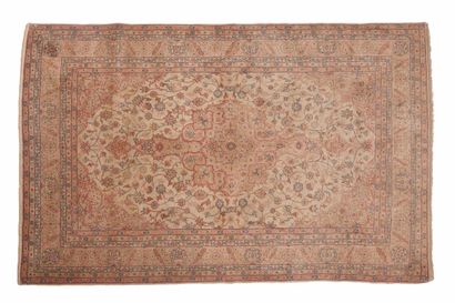 null SIVAS carpet (Asia Minor), early 20th century

Dimensions : 200 x 130cm.

Technical...