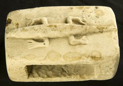 null Cercueil de lézard en calcaire blanc orné en relief d'un lézard. 
Égypte, Basse...