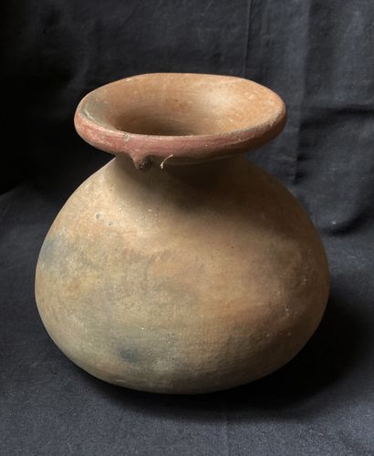 null Pot en terre cuite à panse sphérique et col évasé. 
Culture Muisca, 500-1600ap.J.C....
