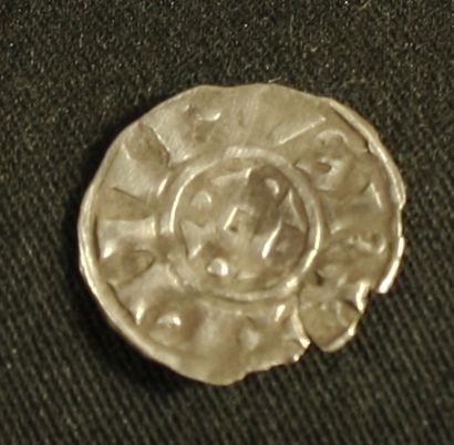 null Denier d’argent,Macon,Philippe I 1060-1108.
A : PIIPUX RX croix avec losange.
R...