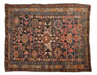 null Tapis MARASALI (Caucase), fin du 19e siècle 
Dimensions : 130 x 147cm.
Caractéristiques...