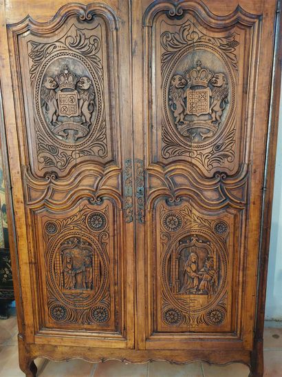 null Armoire à paire de portes en bois naturel mouluré et richement sculptés de couronnes...