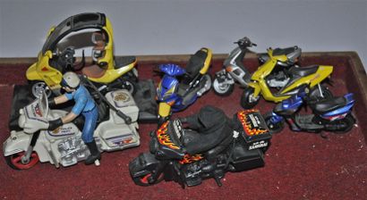 null Set of models including: 18 models of racing motorcycles + 18 models of Harley,...