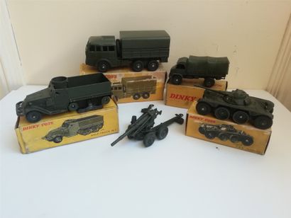 DINKY TOYS. Lot composed of: Howitzer 80E,...